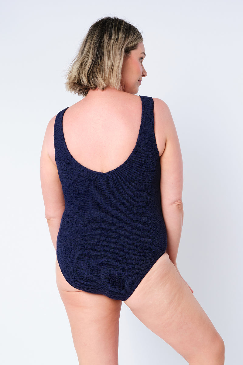 UNE PIECE-Crinkle Cut V-Neck One Piece with Ring NAVY